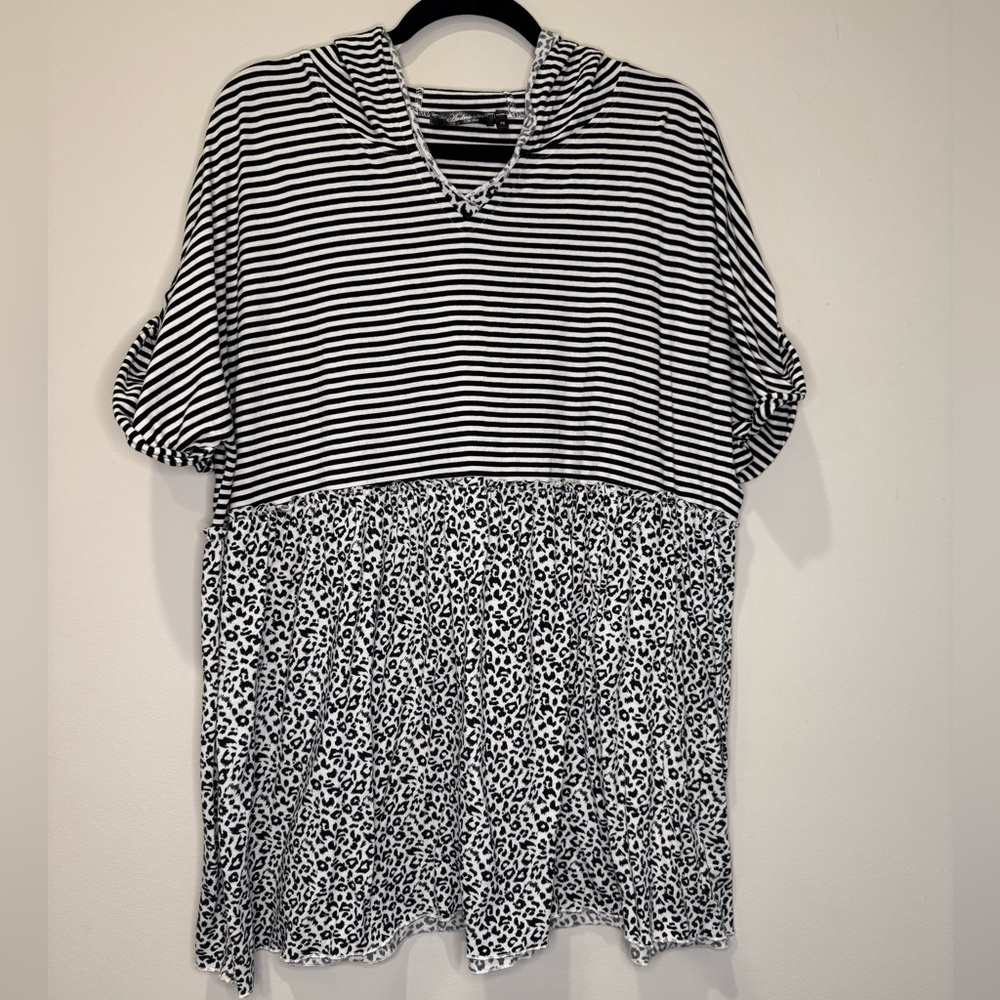 Andree by Unit Striped/Leopard Print Women's Hooded top size 1X black and white